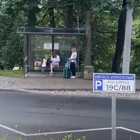 Srodkowa Widok Na 2 Pietro Garaz Gratis 아파트